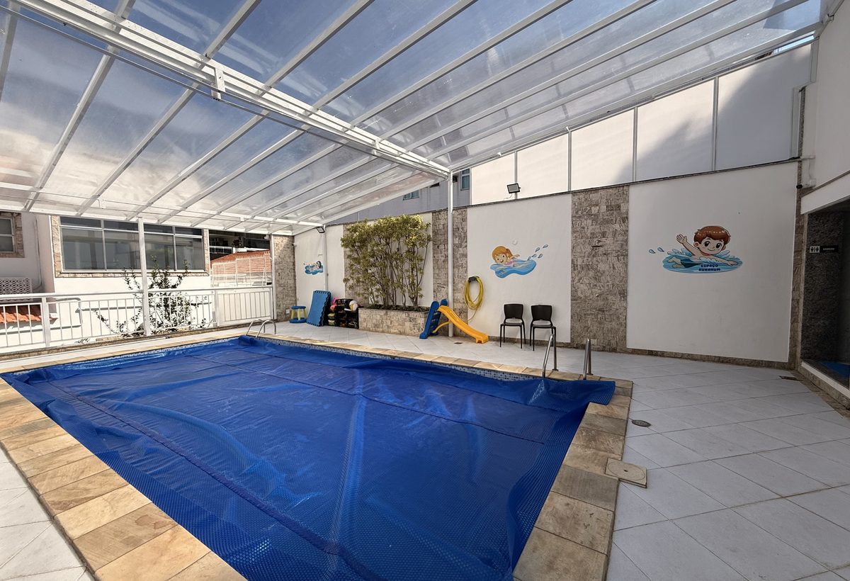 Piscina coberta para natação terapêutica