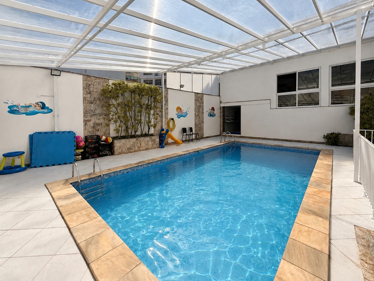 Piscina coberta para natação terapêutica